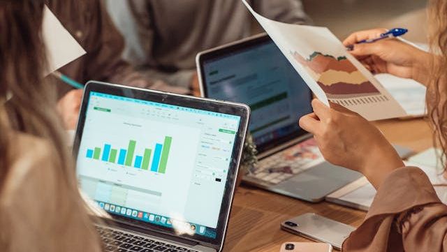 Strategie media integrată în categorii competitive: de la consumer intelligence la performanță