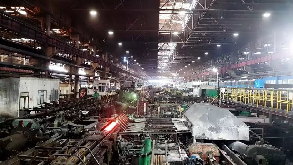 Efecte ale sancțiunilor împotriva Rusiei: TMK Artrom, una dintre marile companii din industria românească, are salariile blocate