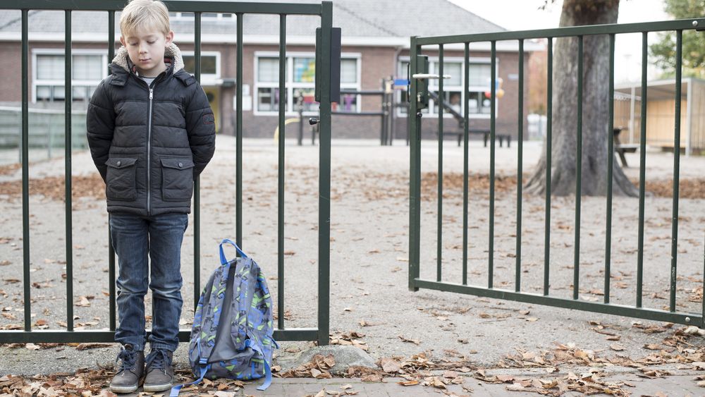 Bilanţul la 30 de ani de educaţie în România: aproape 30 de miniştri și 1 din 3 elevi NU are acces la școala online