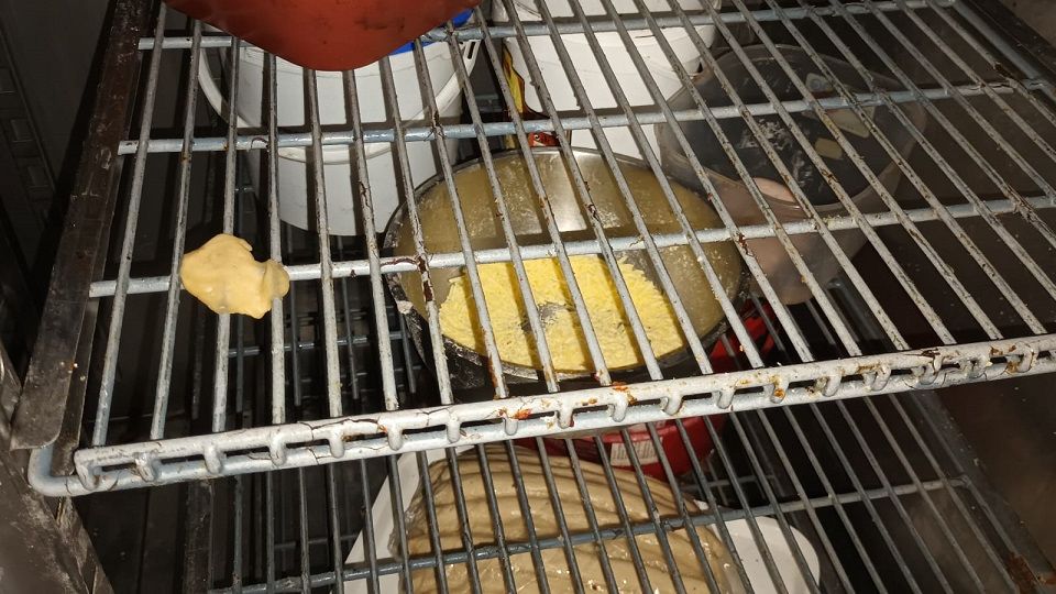 FOTO: ANPC a închis temporar o brutărie din Rahova. Ce nereguli au găsit în magazine
