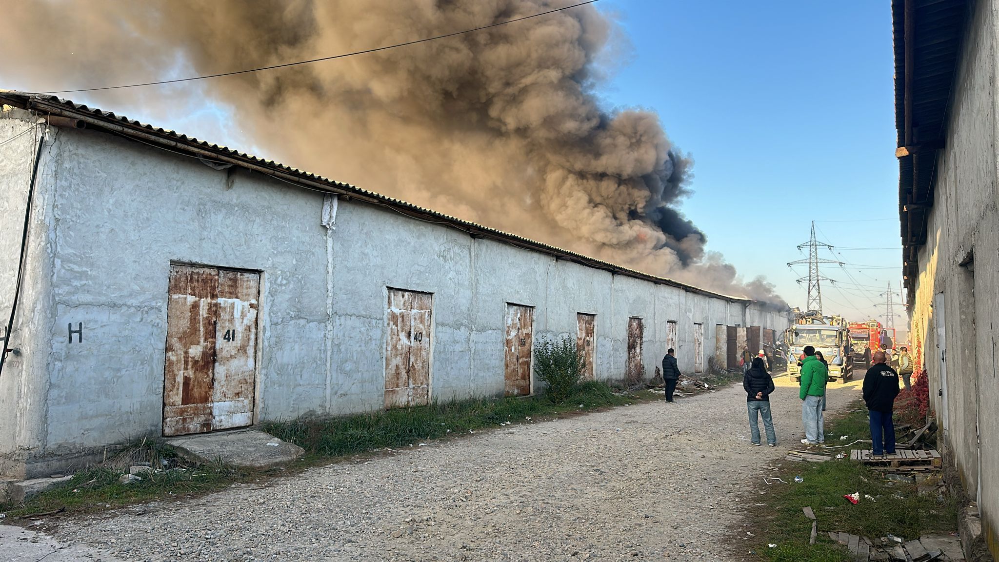 Incendiu în Voluntari: 12 autospeciale intervin pentru stingerea unui foc puternic