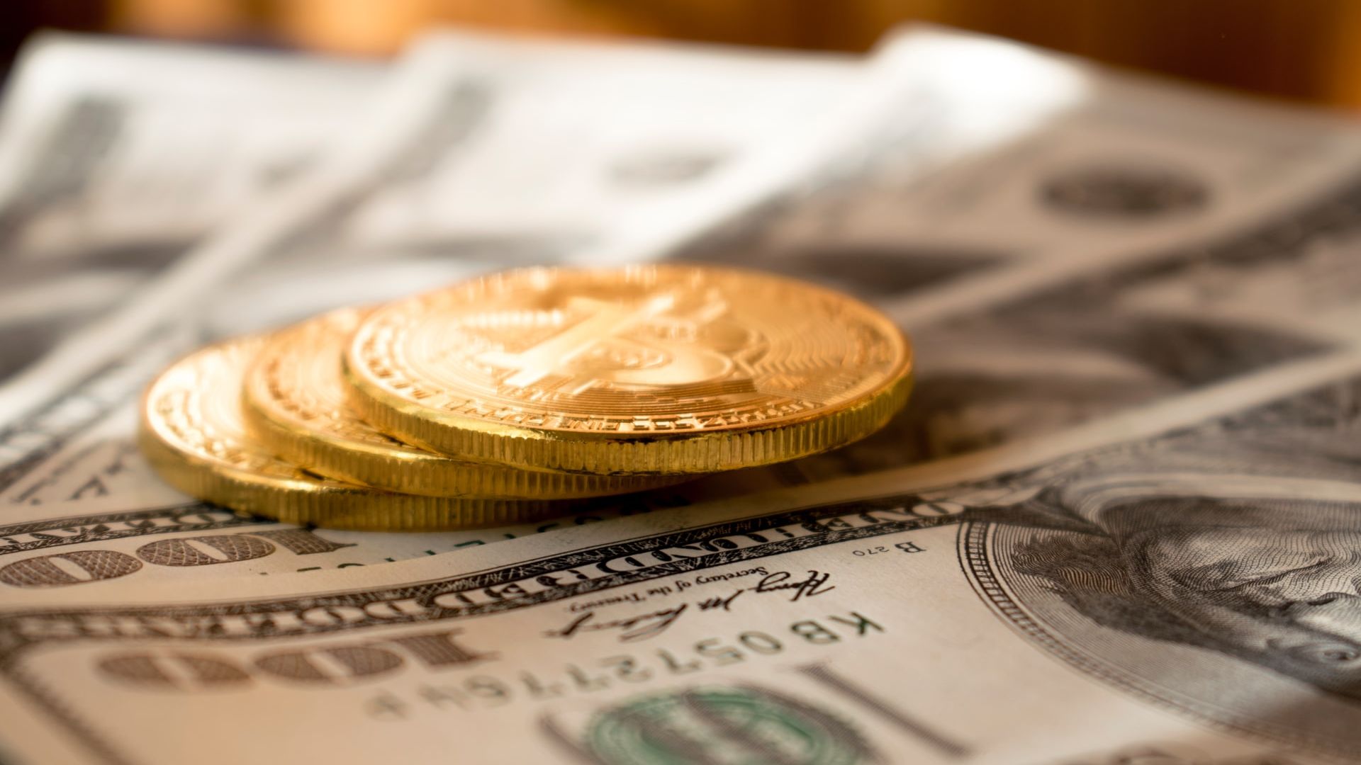 Euro, la cel mai mare nivel din ultimele patru luni, față de dolarul american, pe fondul unei încrederi mai mari în capacitatea UE de a gestiona pandemia