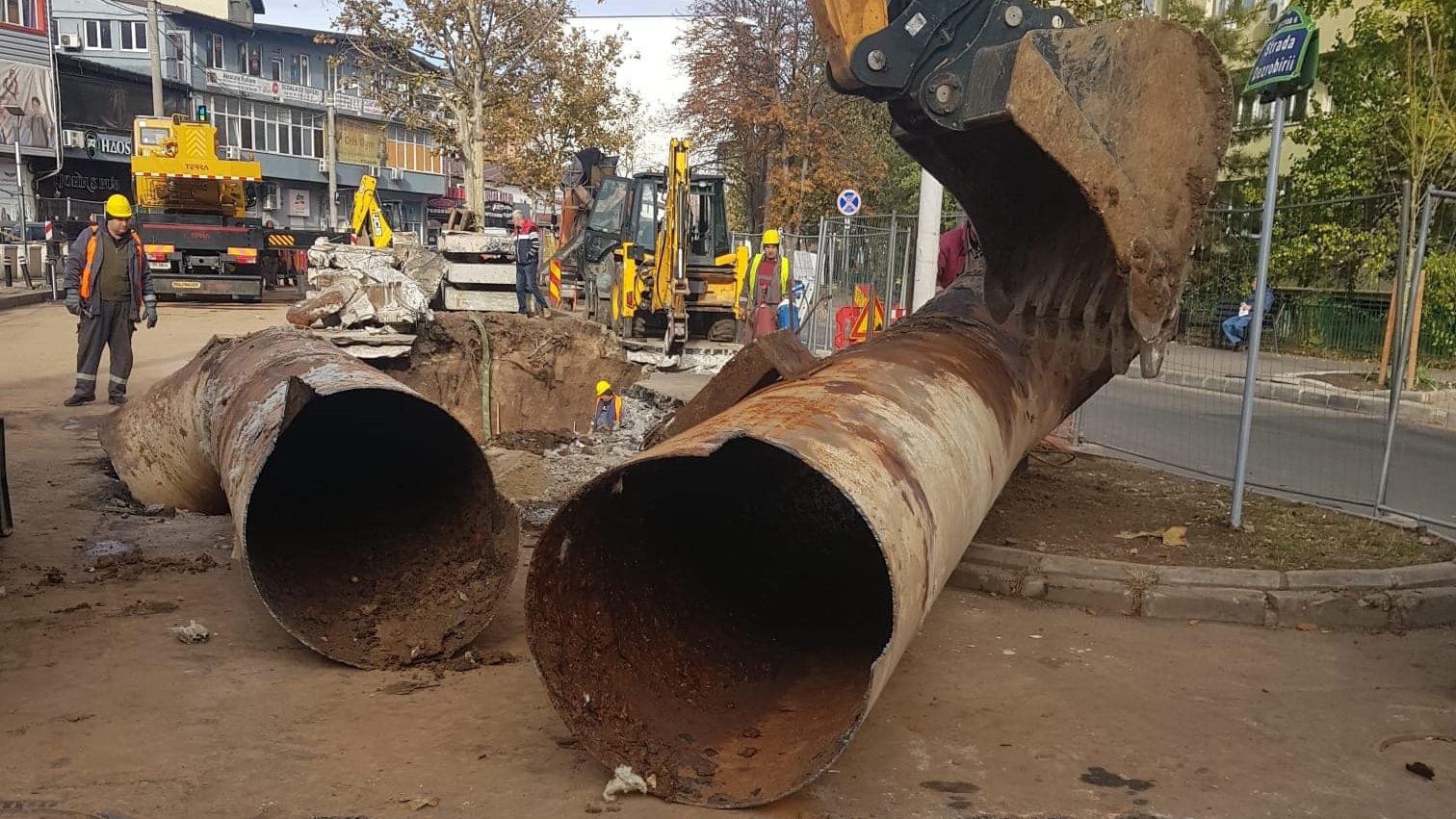 FOTO | VIDEO - Nicușor Dan: Încheiem anul cu încă 50 km de conducte schimbați. Cum arătau conductele vechi