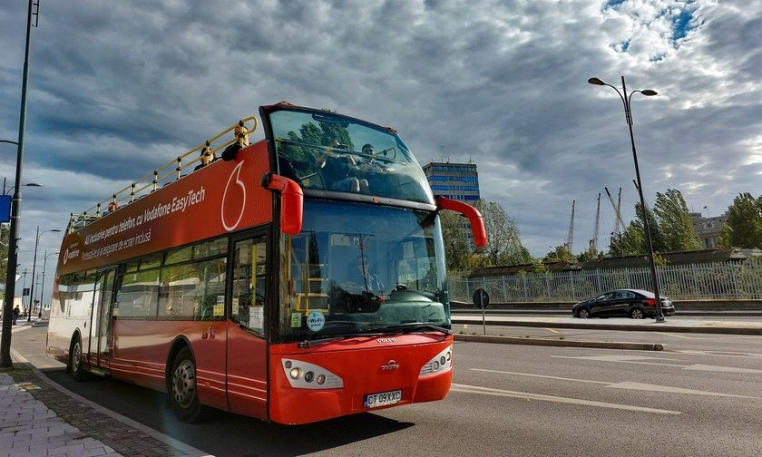 Tur cu autobuzul etajat pentru turiștii din Constanța: programul a fost prelungit pe ruta care trece prin port, pe la Cazino și până în Mamaia