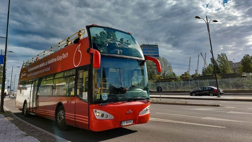 Tur cu autobuzul etajat pentru turiștii din Constanța: programul a fost prelungit pe ruta care trece prin port, pe la Cazino și până în Mamaia
