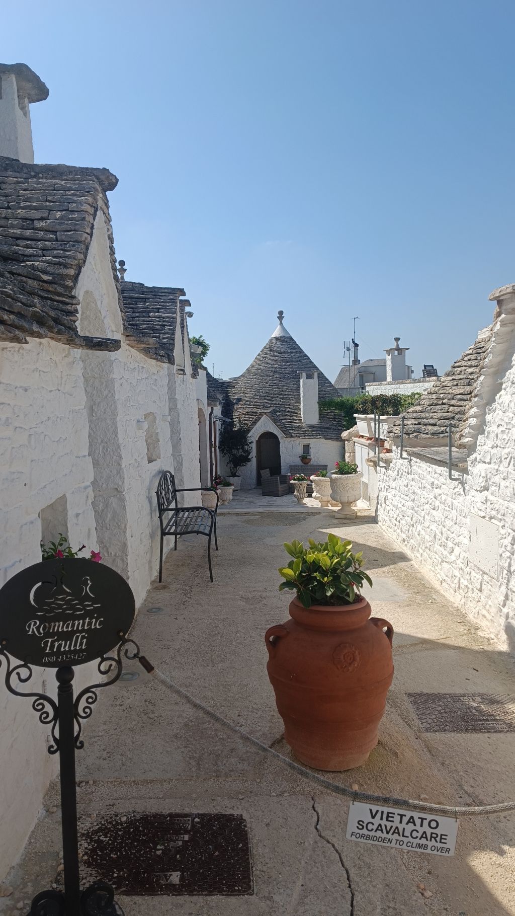GALERIE FOTO: Alberobello, locul de unde s-au inspirat românii care au construit Castelul de Lut Va - Imagine 9