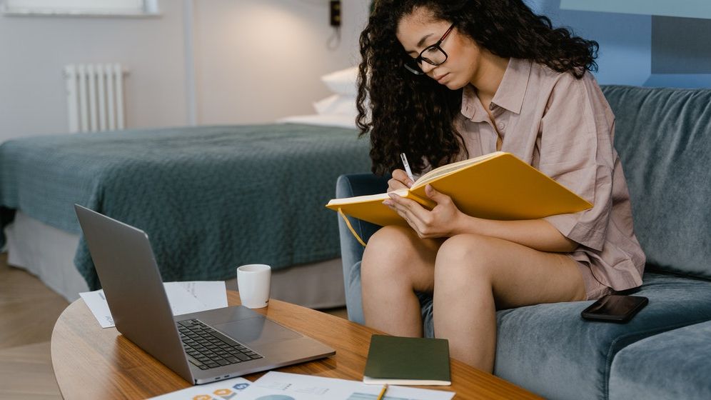 Raport: Un sfert dintre tinerii între 18 și 24 de ani la nivel mondial și-au pierdut locurile de muncă în timpul pandemiei