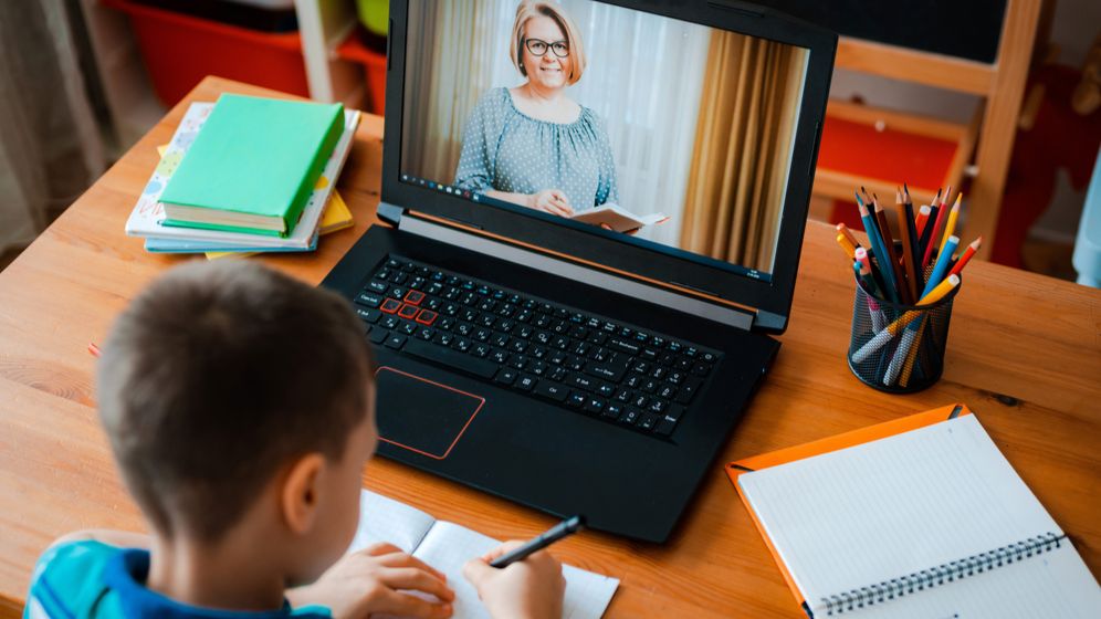 Peste 1.000 de elevi din medii defavorizate primesc echipamente pentru școala online