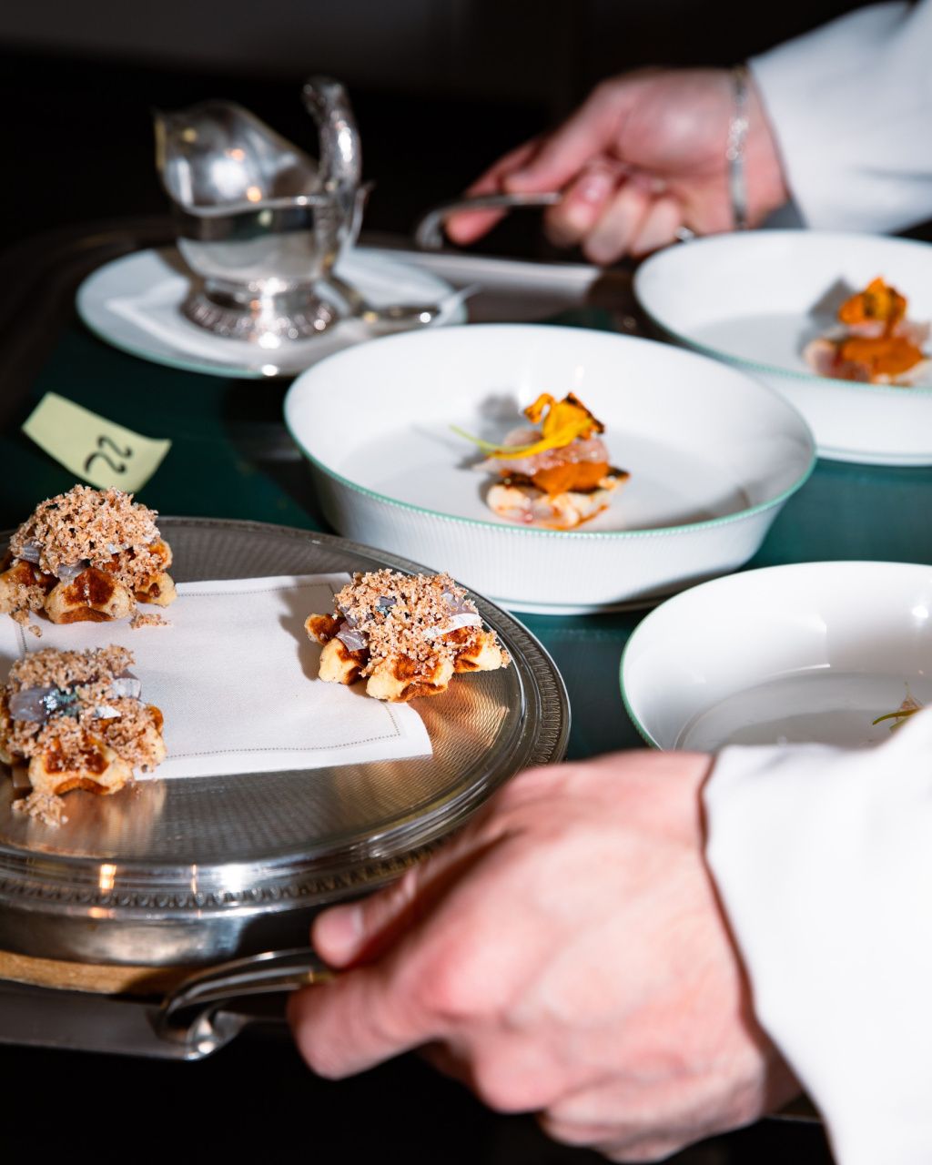 GALERIE FOTO: Restaurantul "žde fiță" din Paris în care să-ți impresionezi partenera de Vale - Imagine 5
