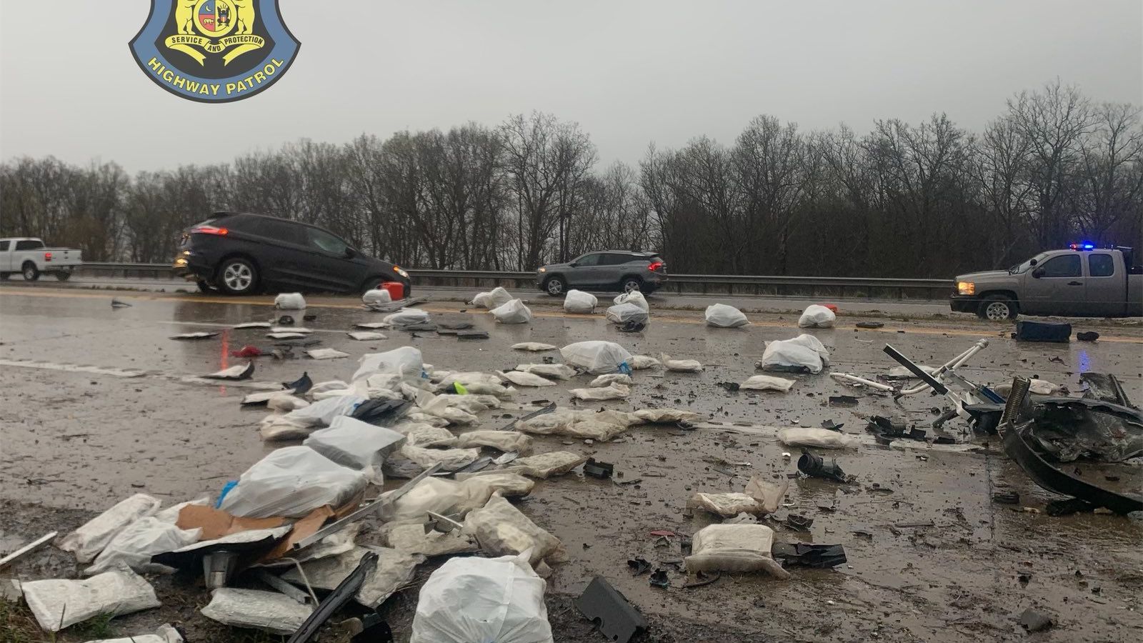 Rezultatele unui accident nefericit: jumătate de tonă de marijuana, aruncată pe șosea