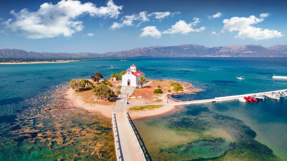 GALERIE FOTO: Insula Elafonisos, o bucată de pământ ruptă din Rai și adusă în Grecia