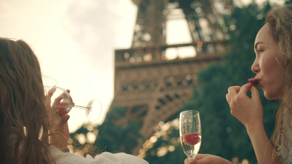 Parizienii nu mai pot cumpăra alcool în weekend. Dacă vor să bea, trebuie să meargă la bar