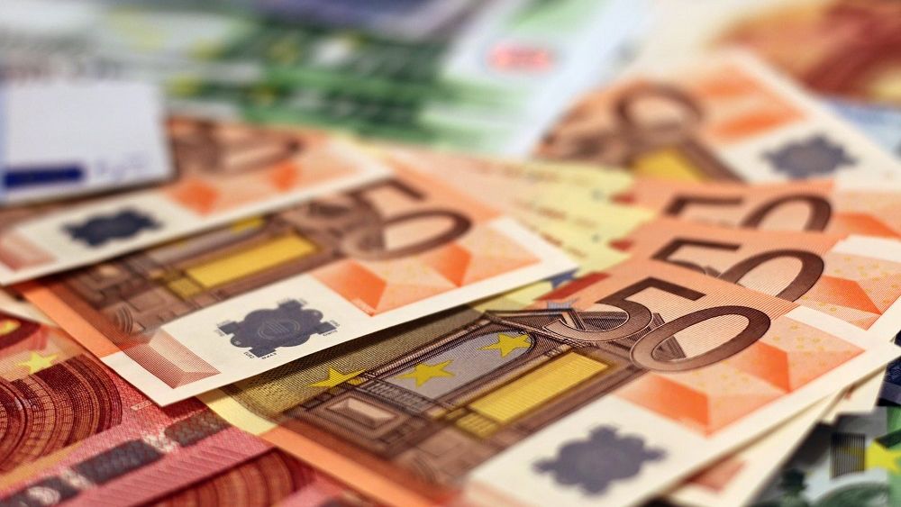 Românii susțin trecerea la euro: 75% dintre cetățeni vor introducerea monedei
