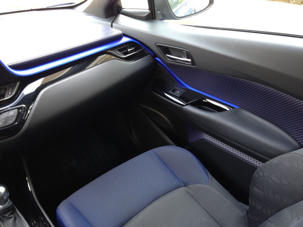 Toyota C-HR hibrid - Imagine 17