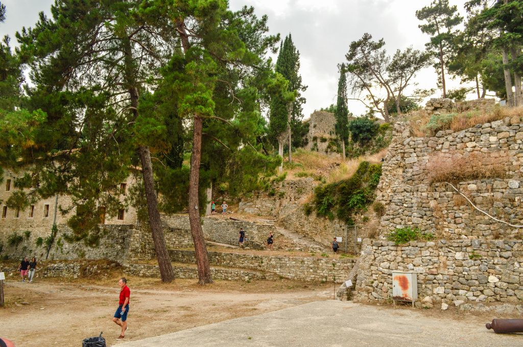Vechiul castel din vârful Pargăi.