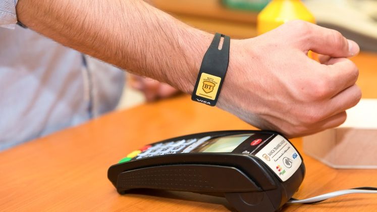Banca Transilvania lanseaza prima bratara contactless din Romania, care functioneaza pe post de card bancar