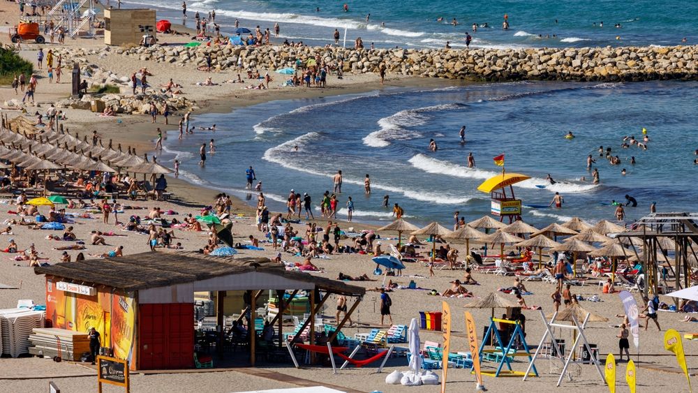 Românii s-au bronzat mai puțin anul ăsta: media unui sejur pe litoral a scăzut la 4,7 nopţi