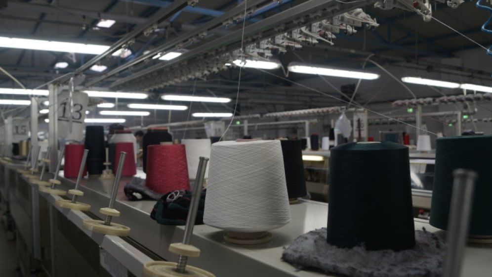 Un producător de haine de lux cumpără o fabrică românească de tricotaje