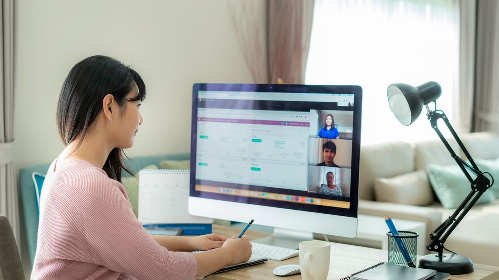 Românii, printre cei mai deschiși să lucreze în modul hibrid dintre europeni