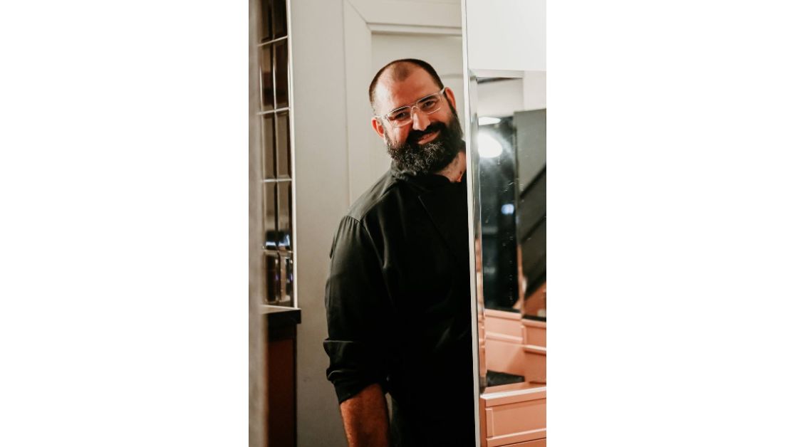 „Să ne bucurăm de viață ajutându-i pe ceilalți” Chef Adrian Hădean lansează invitația la primul eveniment culinar cu scop caritabil