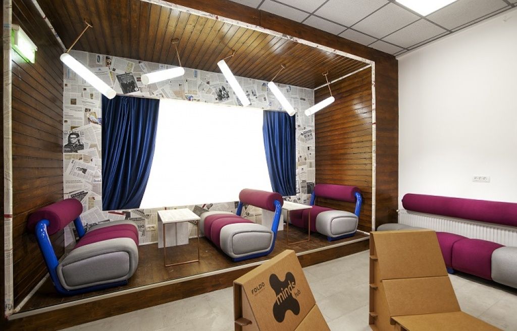 Peretii living-room-ului infatiseaza reviste si ziare tocmai pentru a transmite mesajul de a citi si de a fi cat mai informat.