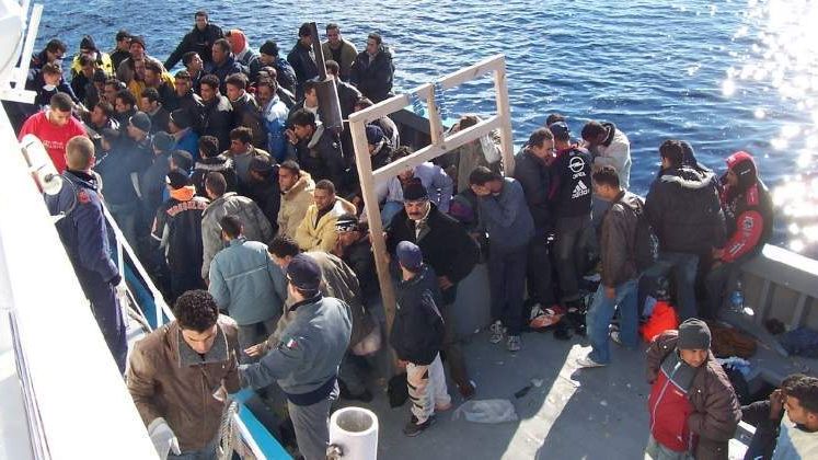 Pe o ambarcatiune, politia de frontiera a gasit 120 de imigranti ilegali, care transmiteau mesaje de ajutor