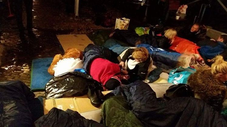 Ambasadorul Marii Britanii la Bucuresti a dormit pe strada pe bucati de carton [FOTO]