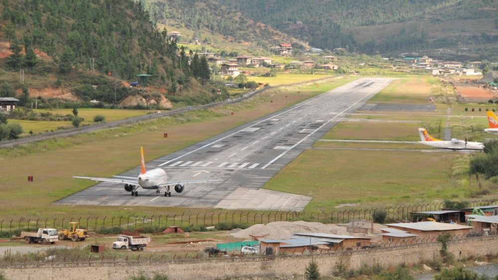 Aeroportul pe care doar 50 de piloți reușesc să aterizeze: ce îl face să fie unic