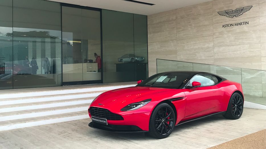 In vizita la fabricile Aston Martin din Anglia unde sunt produse noile modele si restaurate cele vechi