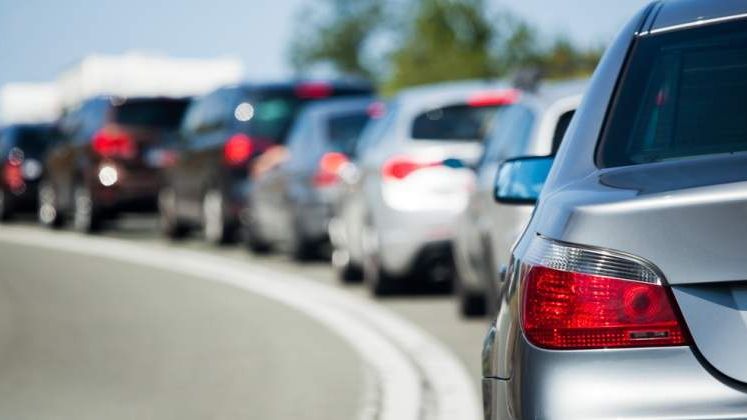 Trafic rutier intens pe Valea Prahovei, existand coloane de masini pe mai multe sectoare de drum