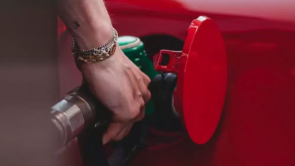 Estimări analiști: Prețurile carburanților ar putea scădea în iulie