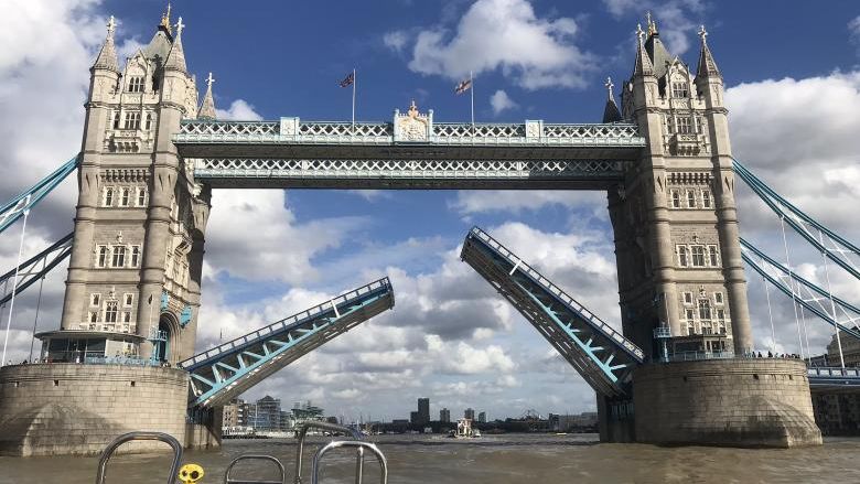 Aglomerație în Londra: Tower Bridge s-a blocat în timp ce era suspendat