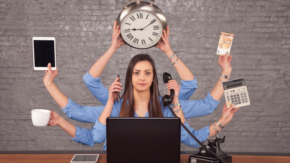 Peste 400.000 de romani au doua job-uri simultan. Specialistii trag un semnal de alarma: "Nu putem fi eficienti 14 ore pe zi"