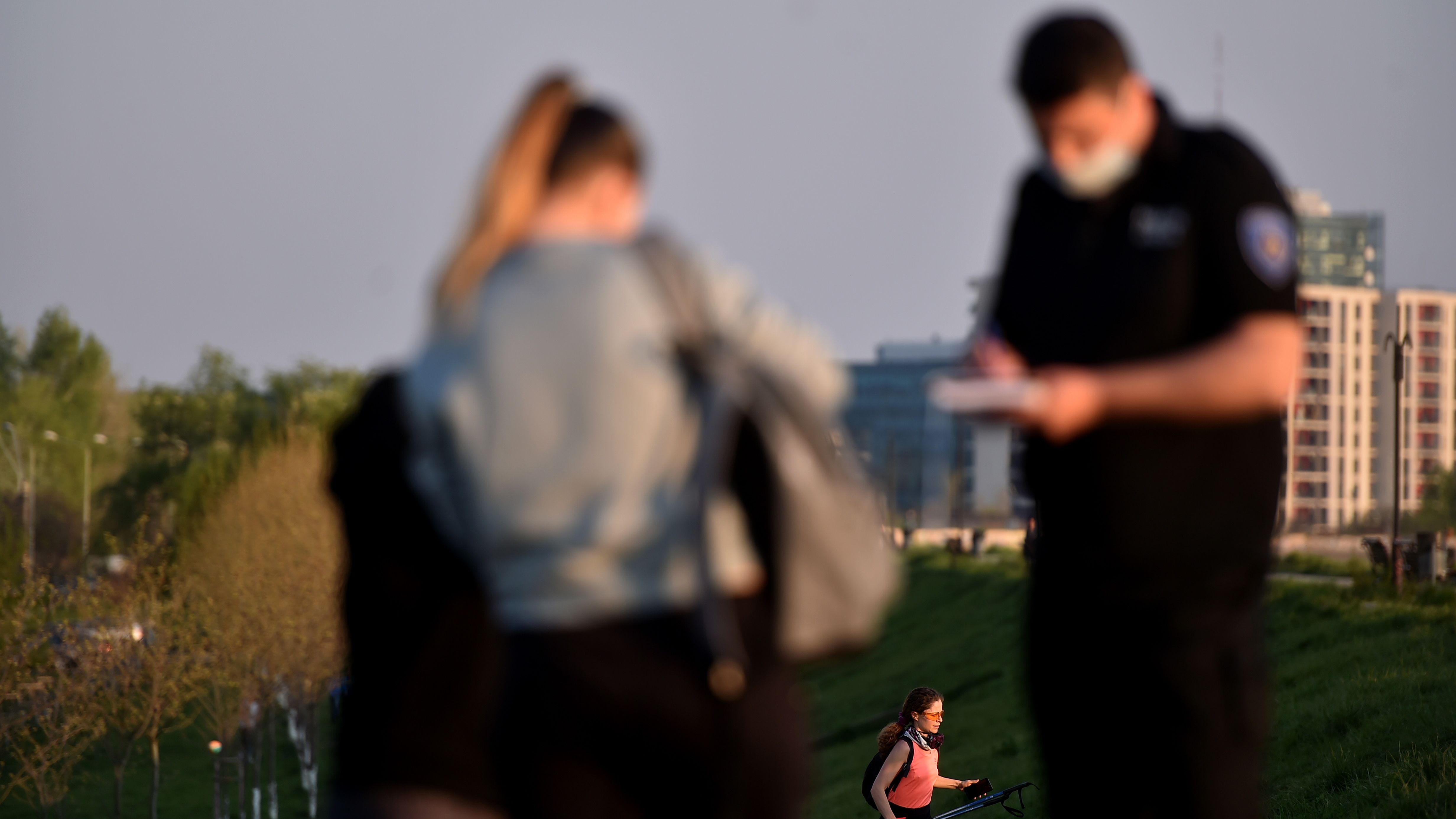 Polițiștii vor patrula în civil pentru a-i amenda pe cei care nu poartă mască