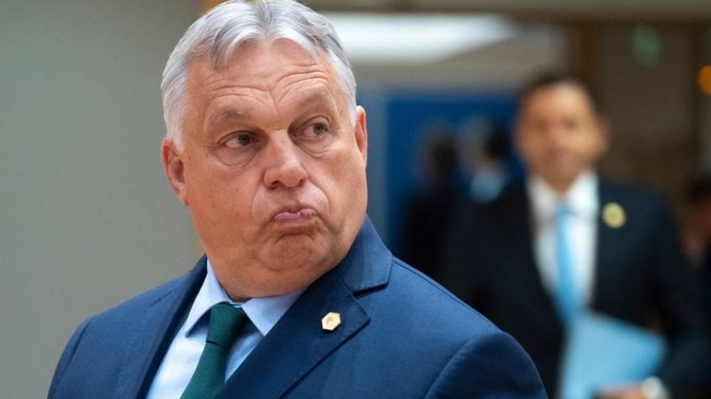 Analiză Simion l-a dat exemplu pe Viktor Orban și a zis că îi copiază unele decizii: ce riscuri majore infruntă acum Ungaria