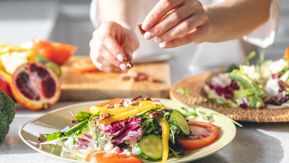 A venit iar căldura toridă. O nutriționistă ne sfătuiește ce să mâncăm și să bem ca să facem față acestei perioade