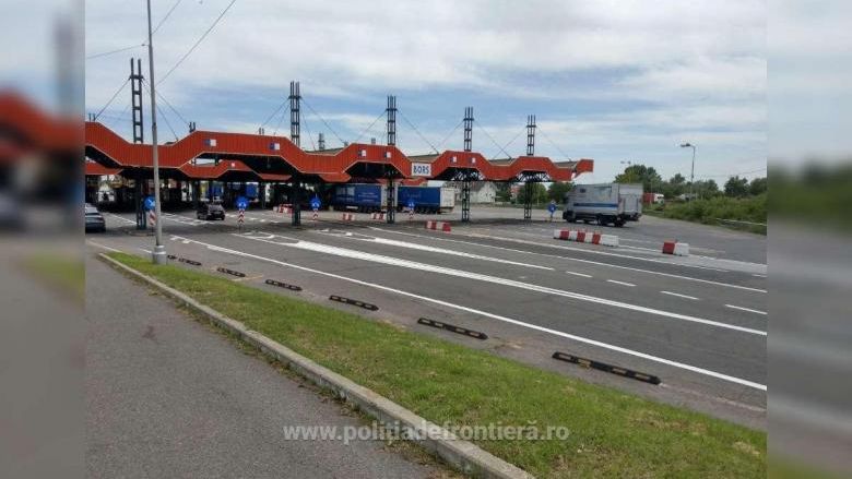Autocar cu români care ar fi venit dintr-o „zonă roșie” din Italia, oprit la Oradea după ce trecuse deja de vamă