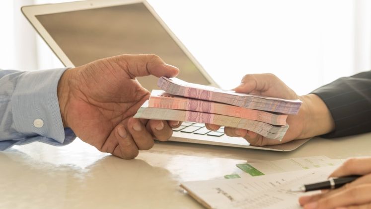O initiativa legislativa aflata in Senat promite firmelor care isi platesc la timp taxele returnarea unei parti consistente din bani