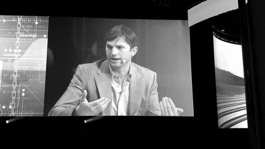 VIDEO Ashton Kutcher @Dell Tech World: despre inteligenta artificiala, dreptul la viata privata si...scutere