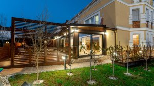 Iluminarea exteriorului casei tale: sfaturi pentru un decor luminos și plăcut, fără a depăși bugetul
