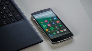 Peste 7.000 de magazine online din România pot trimite acum notificări WhatsApp automate, ca eMAG