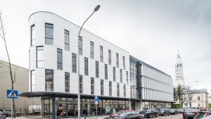 Ferestre de fațadă în mediul comercial: soluția pentru lumină naturală și confort sporit