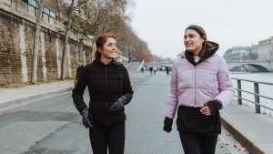 Ținuta în straturi pentru iarnă: cum te îmbraci stylish și comod când faci mișcare afară