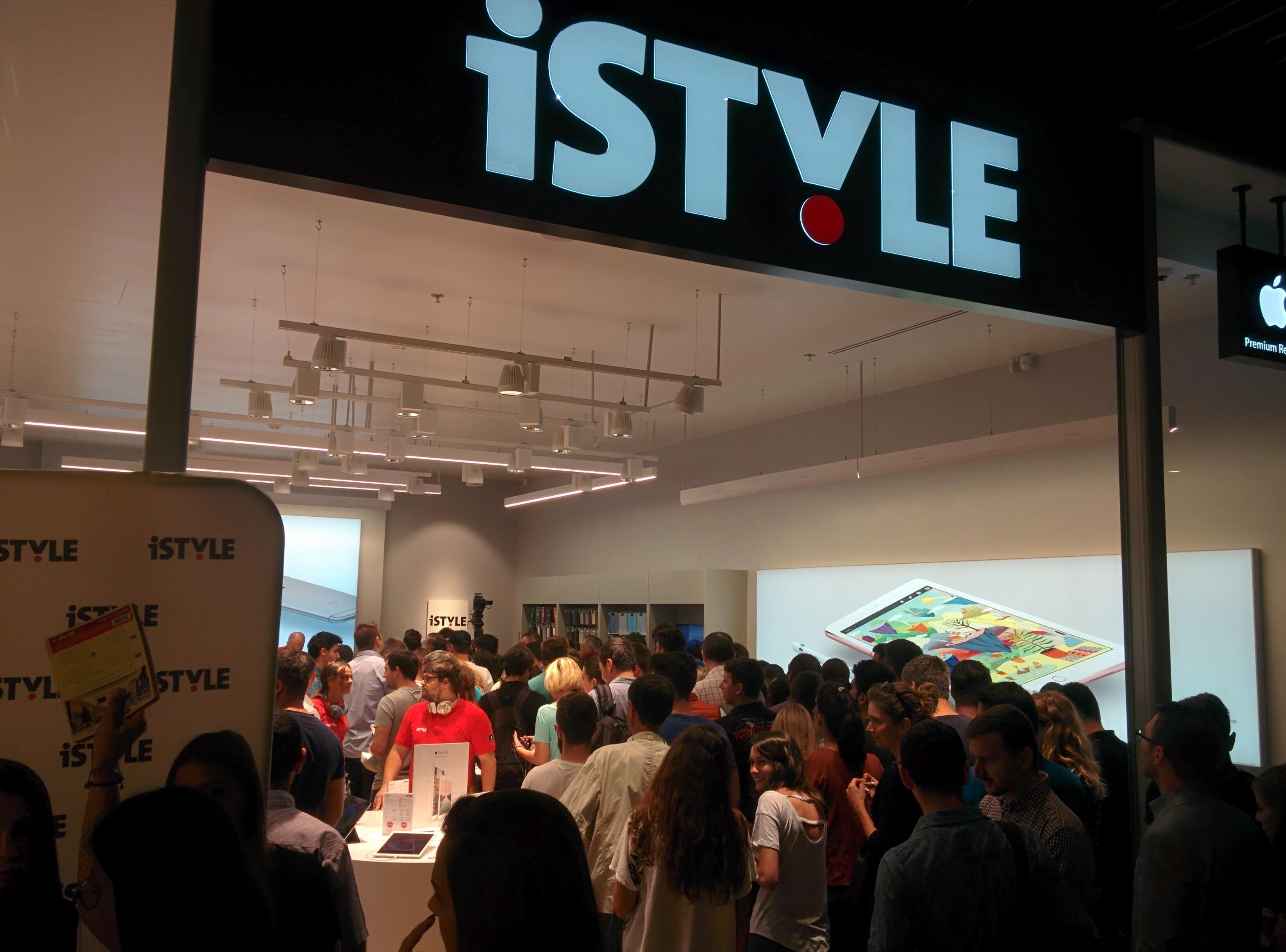 iStyle, locul in care au fost vandute sute de smartphone-uri Apple