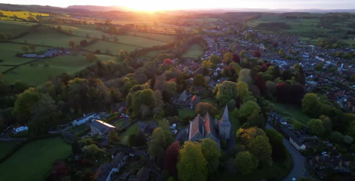 Kington în Anglia și Knighton în Țara Galilor