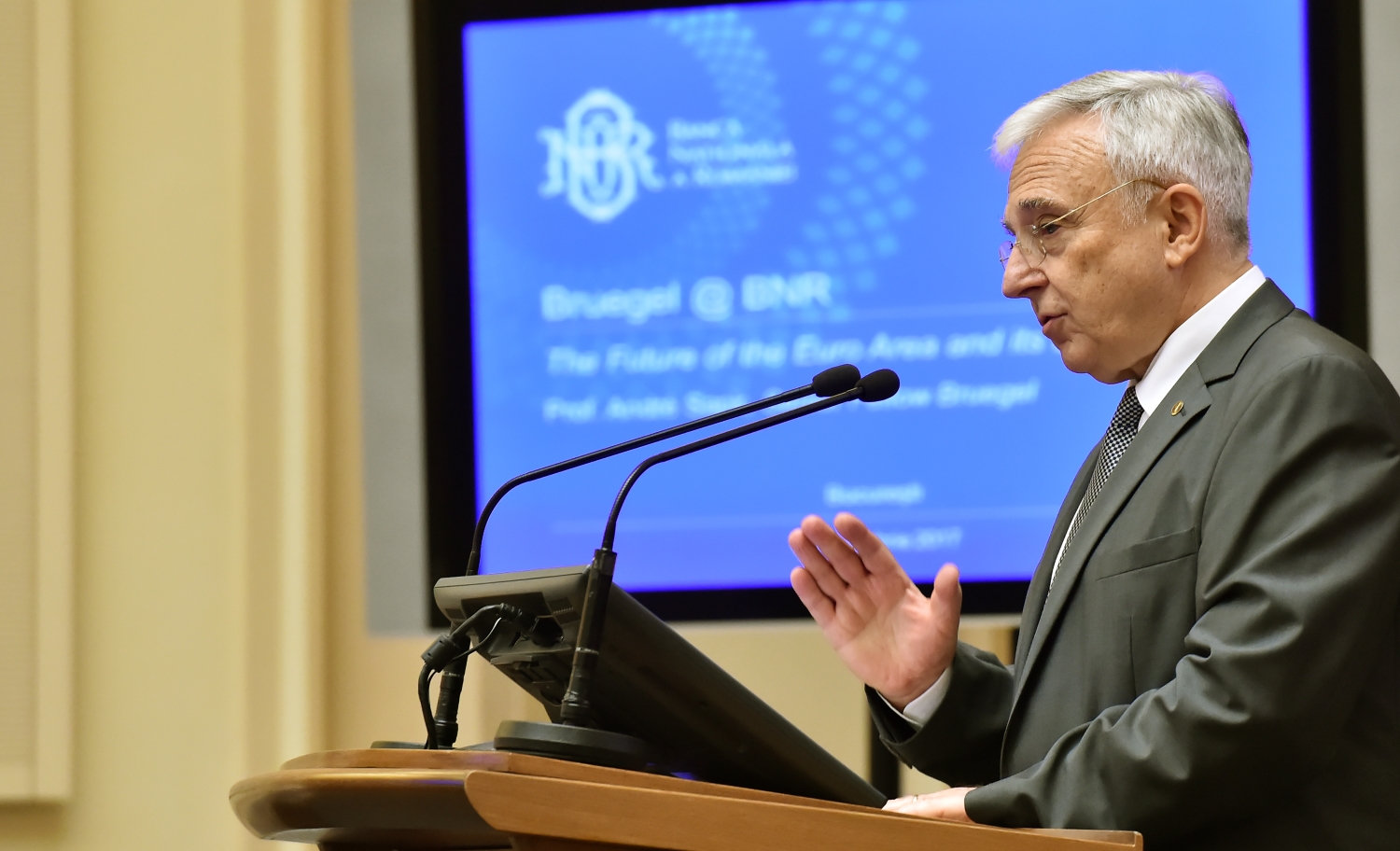 Mugur Isarescu: cresterea economica dezechilibrata produce pierderi pentru toata lumea "a la long"