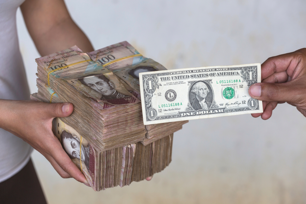 Venezuela a încercat să rezolve problemele cu inflația tăind zero-uri de pe bancnotă