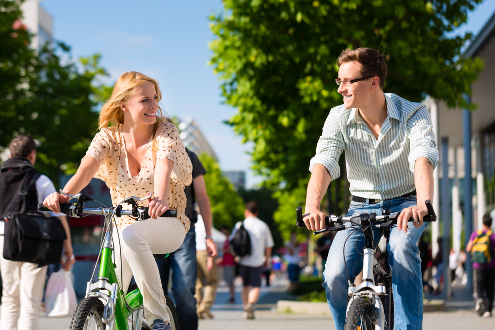 Este mai distractiv să mergi cu bicicleta, vezi altfel orașul
