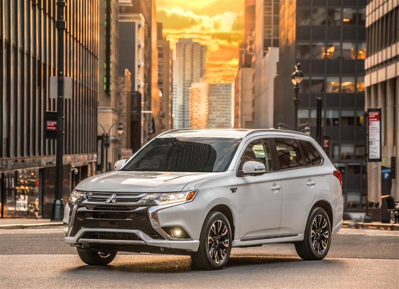 Loc 4: Mitsubishi Outlander Phev - 13.690 unitati