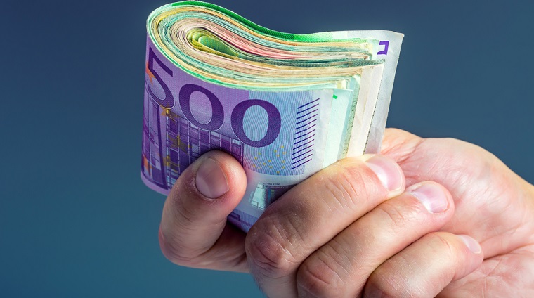 Importanta banilor pe care ii faci scade in timp